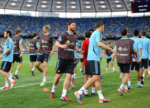 Những vẻ mặt trầm tư và đầy âu lo của các cầu thủ Tây Ban Nha trước trận chung kết EURO 2012 gặp Italia